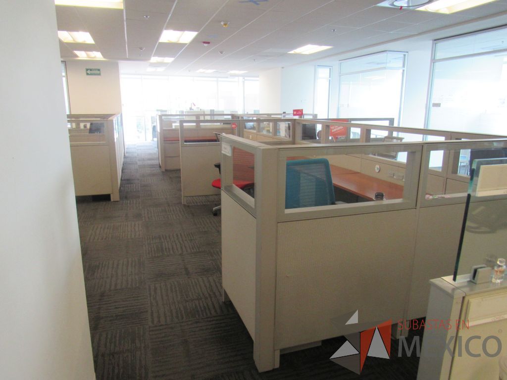 Lote 056 - Estación de trabajo para 8 personas de mampara baja con 8 archiveros de pedestal de 2 cajones. - Imagen 3