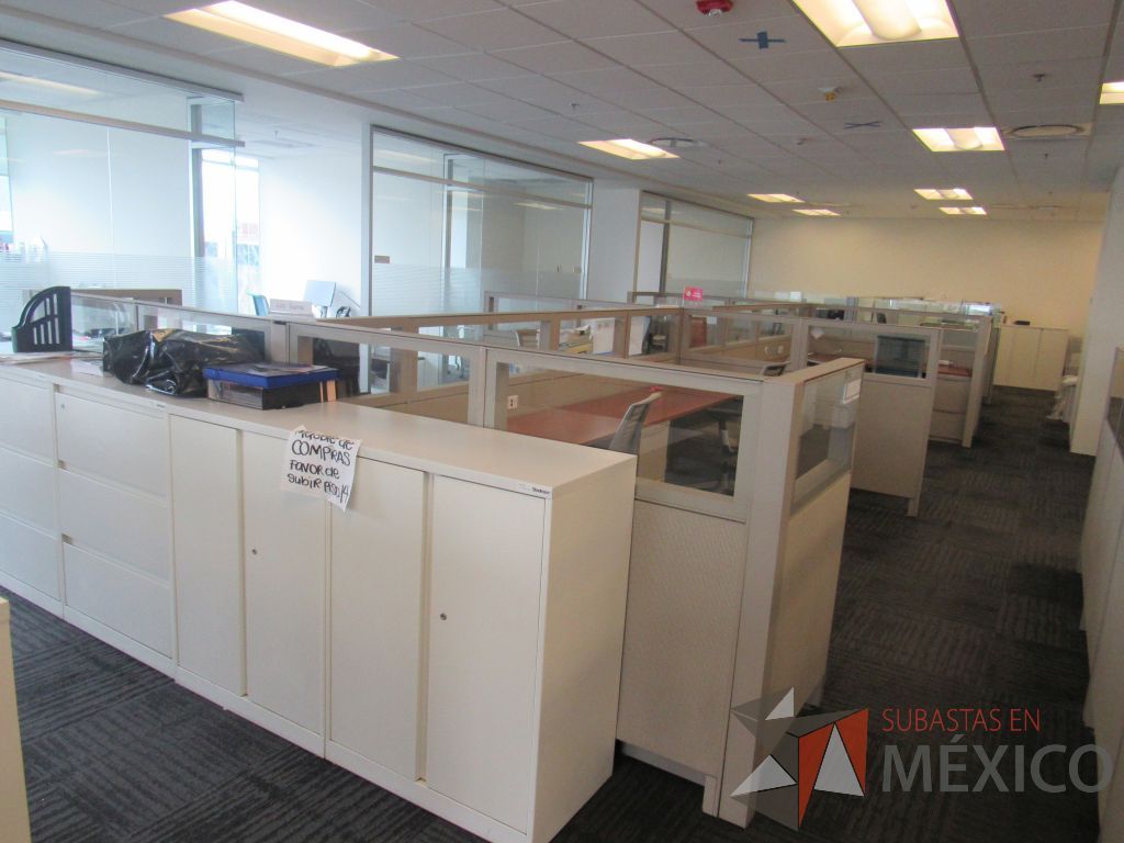 Lote 056 - Estación de trabajo para 8 personas de mampara baja con 8 archiveros de pedestal de 2 cajones.