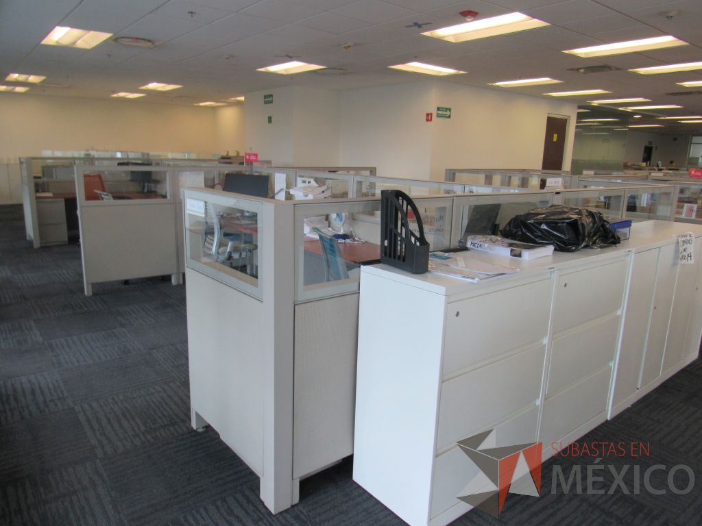 Lote 056 - Estación de trabajo para 8 personas de mampara baja con 8 archiveros de pedestal de 2 cajones. - Imagen 6