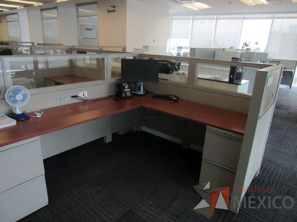 Lote 056 - Estación de trabajo para 8 personas de mampara baja con 8 archiveros de pedestal de 2 cajones. - Imagen 8