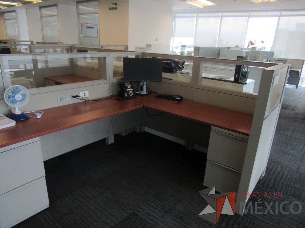 Lote 056 - Estación de trabajo para 8 personas de mampara baja con 8 archiveros de pedestal de 2 cajones. - Imagen 9