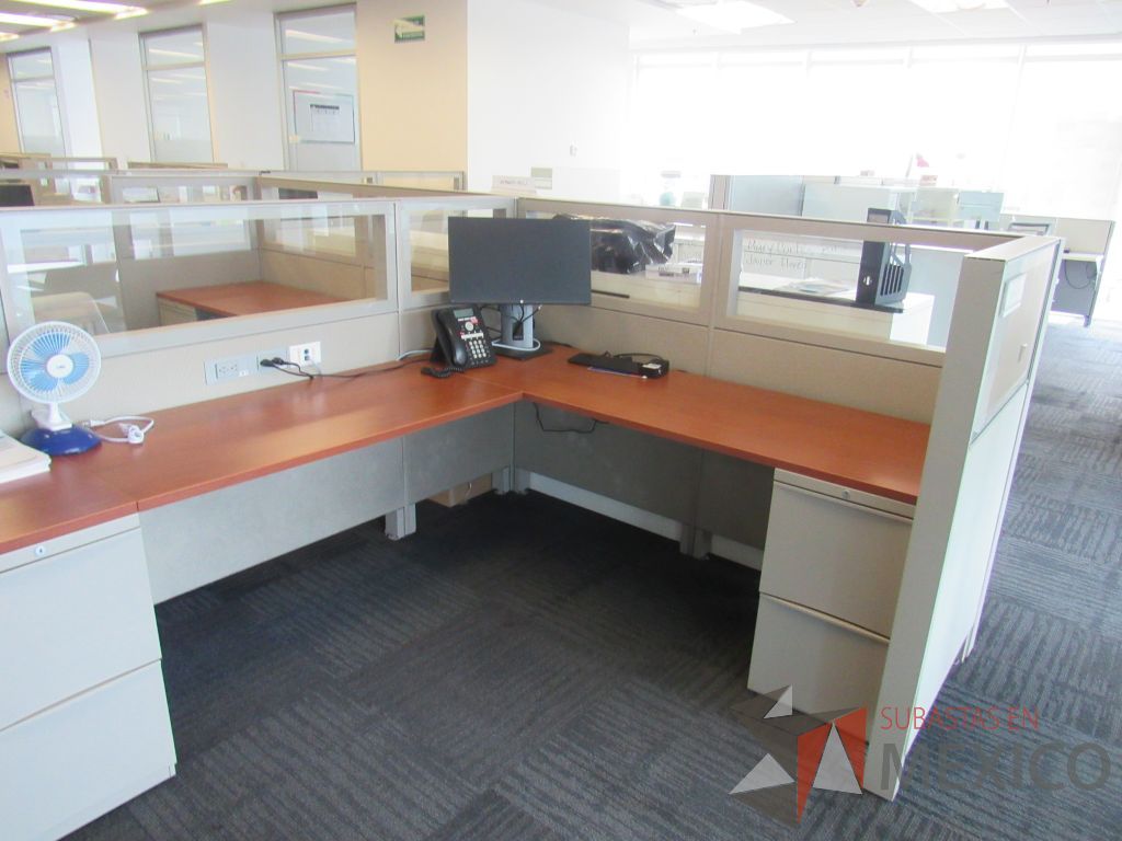 Lote 056 - Estación de trabajo para 8 personas de mampara baja con 8 archiveros de pedestal de 2 cajones. - Imagen 10