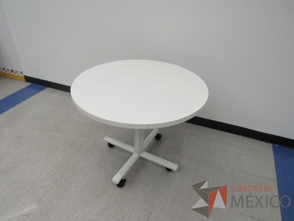 Lote 024 - Mesa de trabajo circular con base metálica blanca y cubierta color blanco. - Imagen 8
