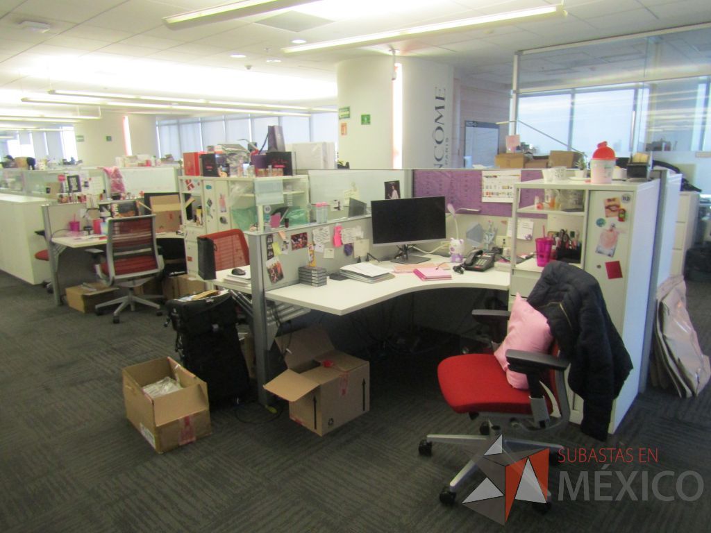 Lote 073 - Estación de trabajo para 6 personas con 6 gabinetes altos de 3 cajones, 1 puerta y 1 entrepaño color blanco, 1 credenza de 1 cajón,1 espacio para documentos y cojín de tela color rojo. - Imagen 2