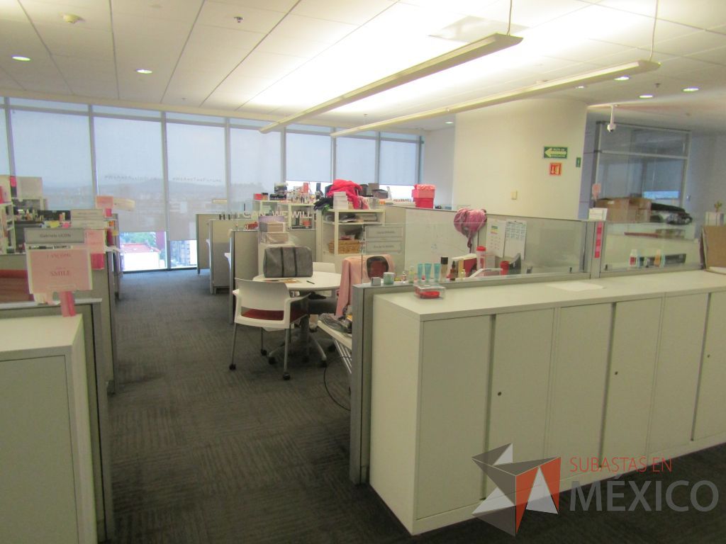 Lote 074 - Estación de trabajo para 6 personas con 6 gabinetes altos de 3 cajones, 1 puerta y 1 entrepaño color blanco. - Imagen 4