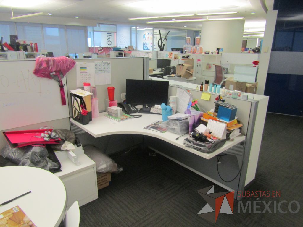 Lote 074 - Estación de trabajo para 6 personas con 6 gabinetes altos de 3 cajones, 1 puerta y 1 entrepaño color blanco. - Imagen 9