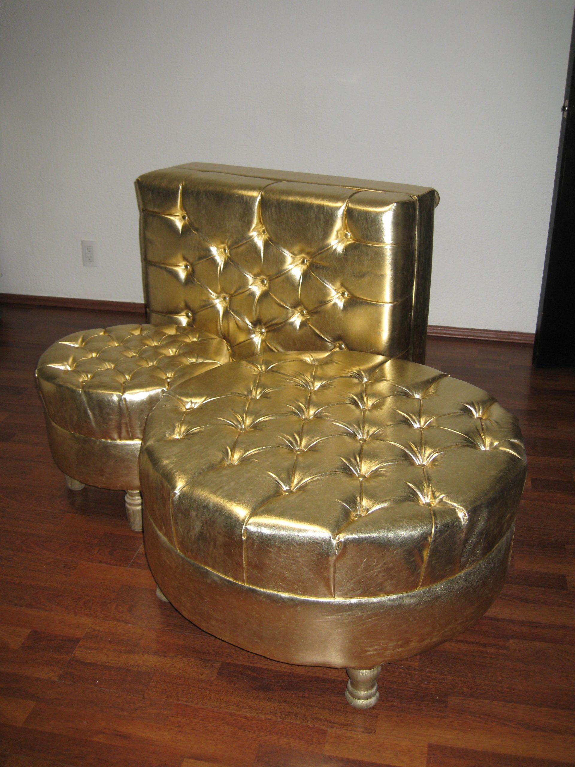 Lote 011 - Sala conformada por mesa rectangular, 1 Sillon y 4 Taburetes - Imagen 5