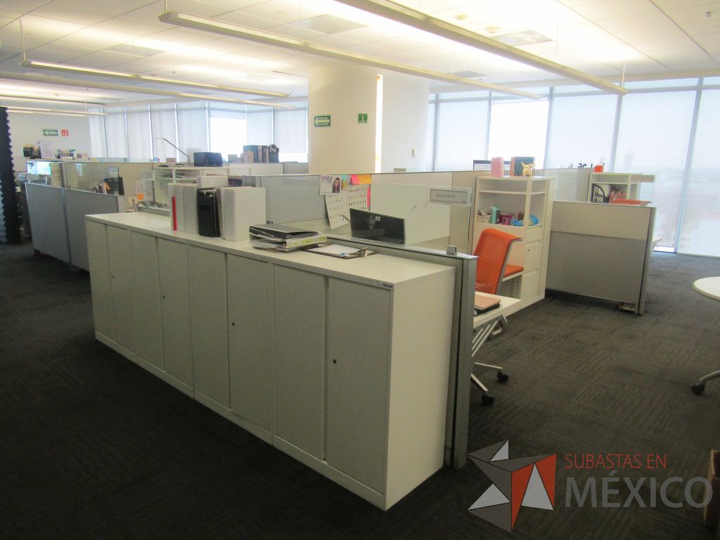 Lote 066 - Estación de trabajo para 5 personas con 5 gabinetes altos de 3 cajones, 1 puerta y 1 entrepaño color blanco 1 credenza de 1 cajón,1 espacio para documentos y cojín de tela color naranja. - Imagen 2