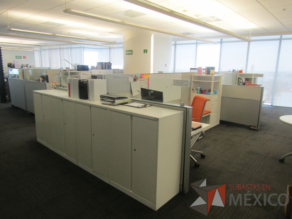 Lote 066 - Estación de trabajo para 5 personas con 5 gabinetes altos de 3 cajones, 1 puerta y 1 entrepaño color blanco 1 credenza de 1 cajón,1 espacio para documentos y cojín de tela color naranja. - Imagen 3
