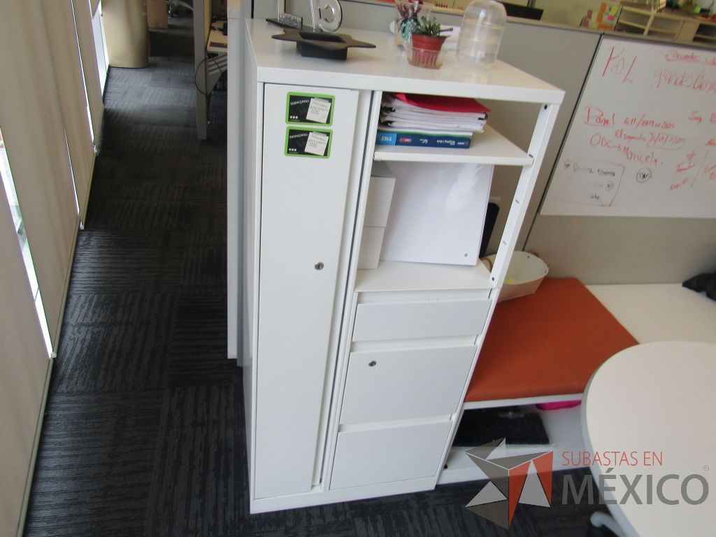 Lote 066 - Estación de trabajo para 5 personas con 5 gabinetes altos de 3 cajones, 1 puerta y 1 entrepaño color blanco 1 credenza de 1 cajón,1 espacio para documentos y cojín de tela color naranja. - Imagen 6