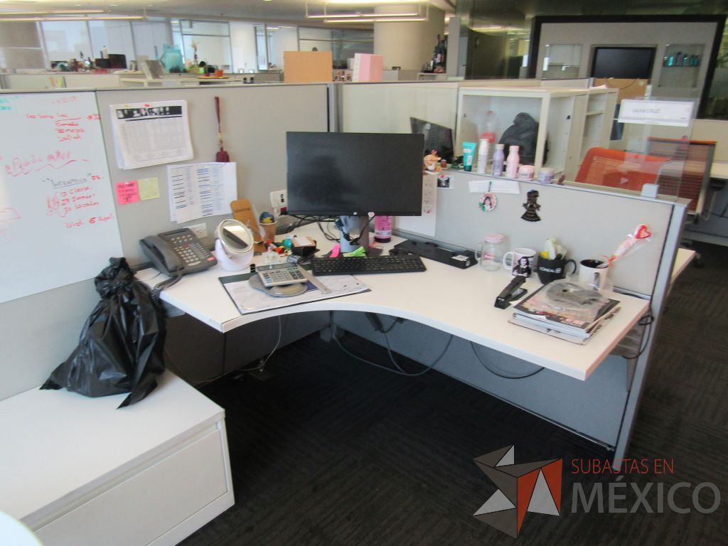 Lote 066 - Estación de trabajo para 5 personas con 5 gabinetes altos de 3 cajones, 1 puerta y 1 entrepaño color blanco 1 credenza de 1 cajón,1 espacio para documentos y cojín de tela color naranja. - Imagen 8