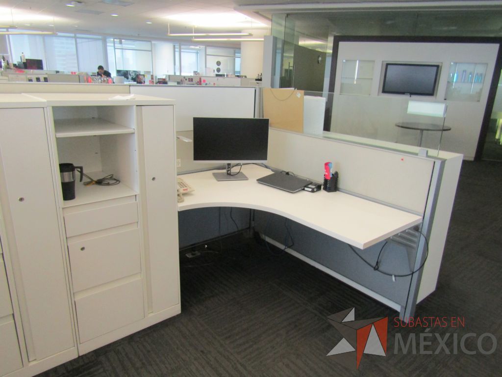 Lote 066 - Estación de trabajo para 5 personas con 5 gabinetes altos de 3 cajones, 1 puerta y 1 entrepaño color blanco 1 credenza de 1 cajón,1 espacio para documentos y cojín de tela color naranja. - Imagen 10