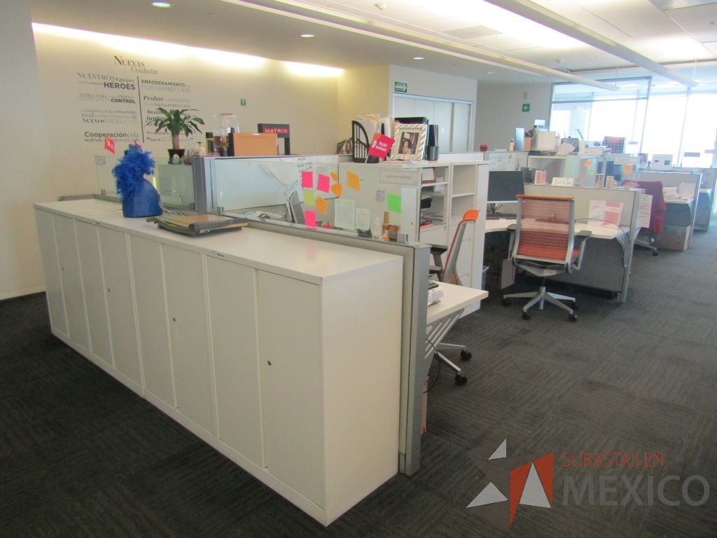 Lote 084 - Estación de trabajo para 9 personas con 9 gabinetes altos de 3 cajones, 1 puerta y 1 entrepaño color blanco, 1 credenza de 1 cajón,1 espacio para documentos y cojín de tela color rojo. - Imagen 2