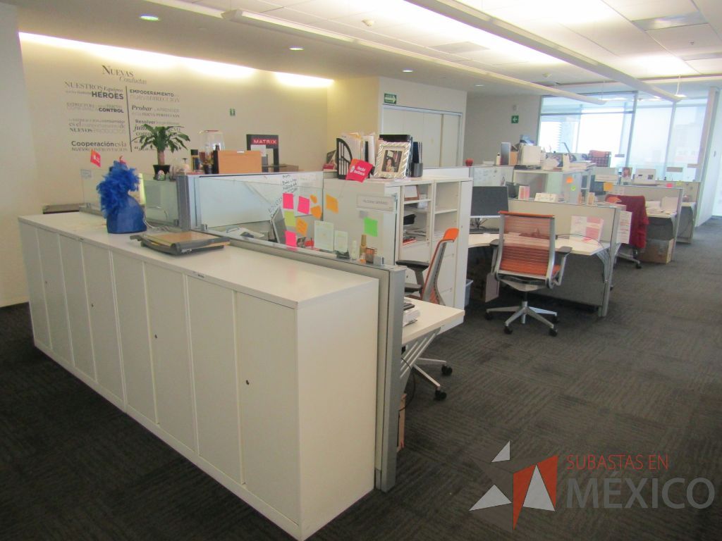 Lote 084 - Estación de trabajo para 9 personas con 9 gabinetes altos de 3 cajones, 1 puerta y 1 entrepaño color blanco, 1 credenza de 1 cajón,1 espacio para documentos y cojín de tela color rojo. - Imagen 3