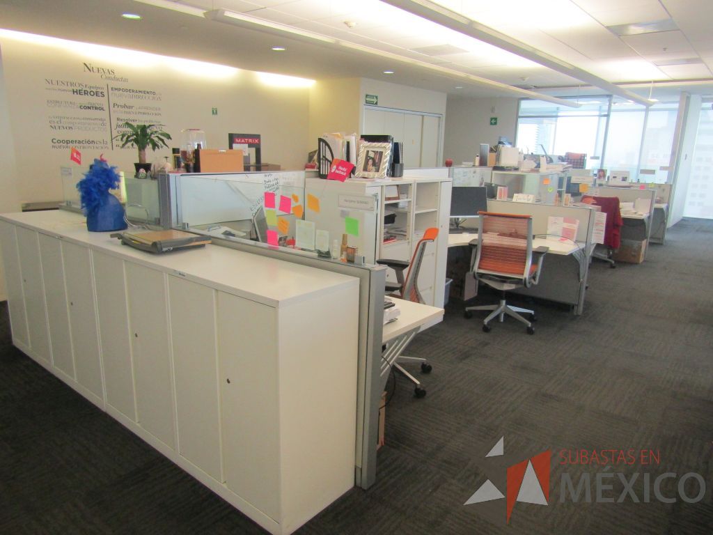 Lote 084 - Estación de trabajo para 9 personas con 9 gabinetes altos de 3 cajones, 1 puerta y 1 entrepaño color blanco, 1 credenza de 1 cajón,1 espacio para documentos y cojín de tela color rojo. - Imagen 4