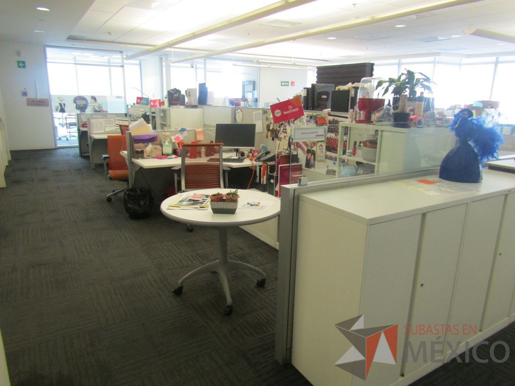 Lote 084 - Estación de trabajo para 9 personas con 9 gabinetes altos de 3 cajones, 1 puerta y 1 entrepaño color blanco, 1 credenza de 1 cajón,1 espacio para documentos y cojín de tela color rojo. - Imagen 5