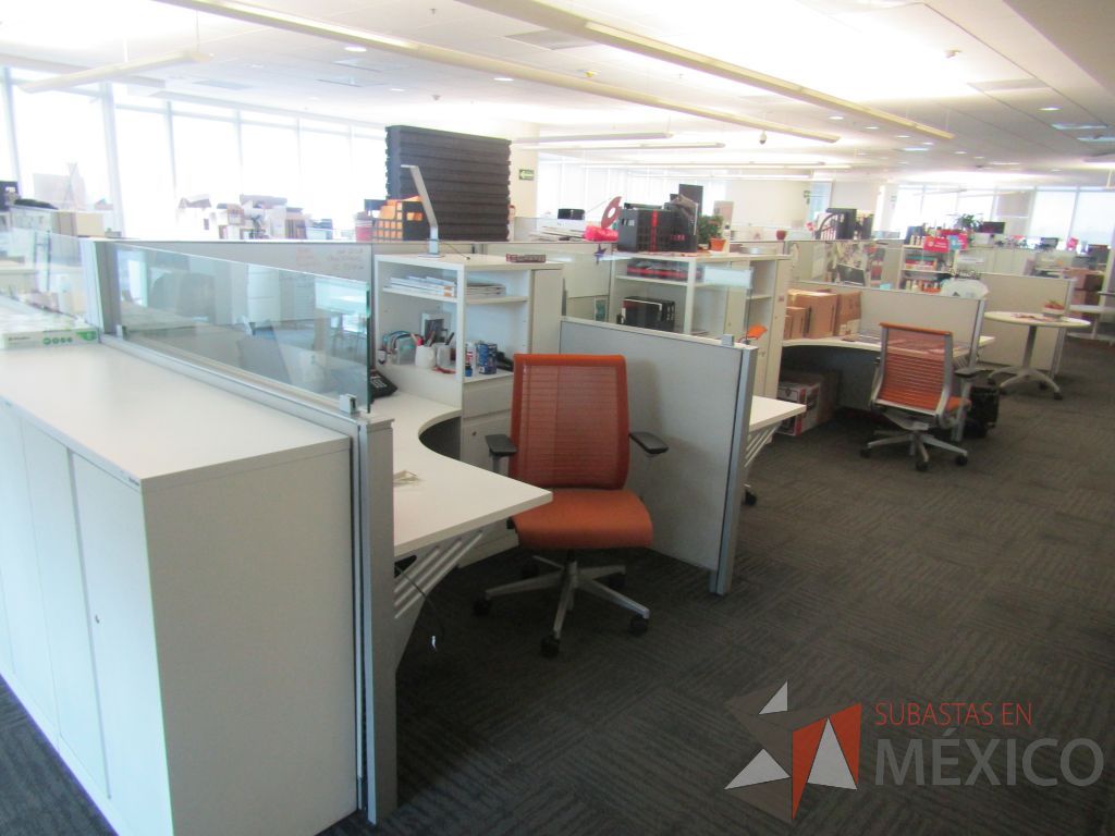 Lote 084 - Estación de trabajo para 9 personas con 9 gabinetes altos de 3 cajones, 1 puerta y 1 entrepaño color blanco, 1 credenza de 1 cajón,1 espacio para documentos y cojín de tela color rojo. - Imagen 6