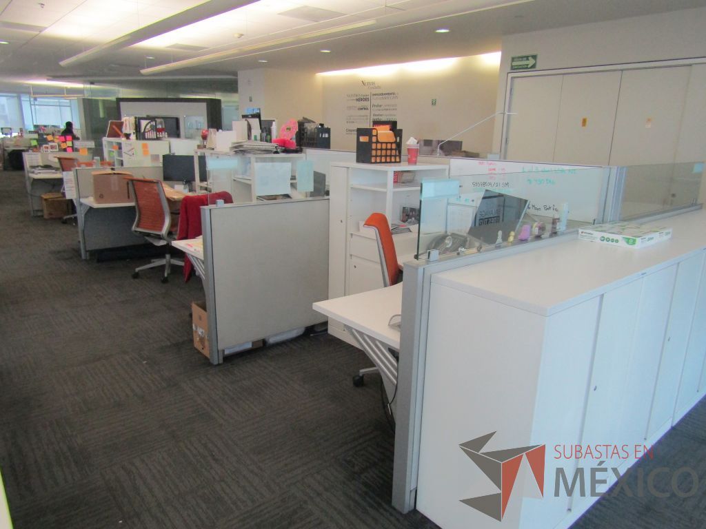 Lote 084 - Estación de trabajo para 9 personas con 9 gabinetes altos de 3 cajones, 1 puerta y 1 entrepaño color blanco, 1 credenza de 1 cajón,1 espacio para documentos y cojín de tela color rojo. - Imagen 7