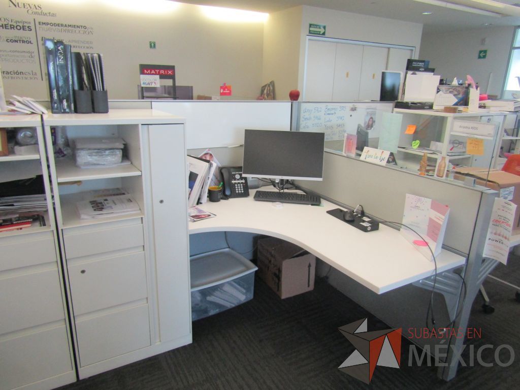 Lote 084 - Estación de trabajo para 9 personas con 9 gabinetes altos de 3 cajones, 1 puerta y 1 entrepaño color blanco, 1 credenza de 1 cajón,1 espacio para documentos y cojín de tela color rojo. - Imagen 11