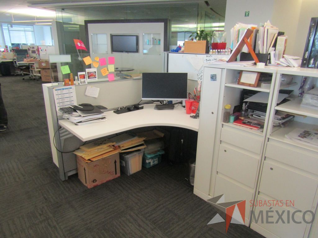 Lote 084 - Estación de trabajo para 9 personas con 9 gabinetes altos de 3 cajones, 1 puerta y 1 entrepaño color blanco, 1 credenza de 1 cajón,1 espacio para documentos y cojín de tela color rojo. - Imagen 12