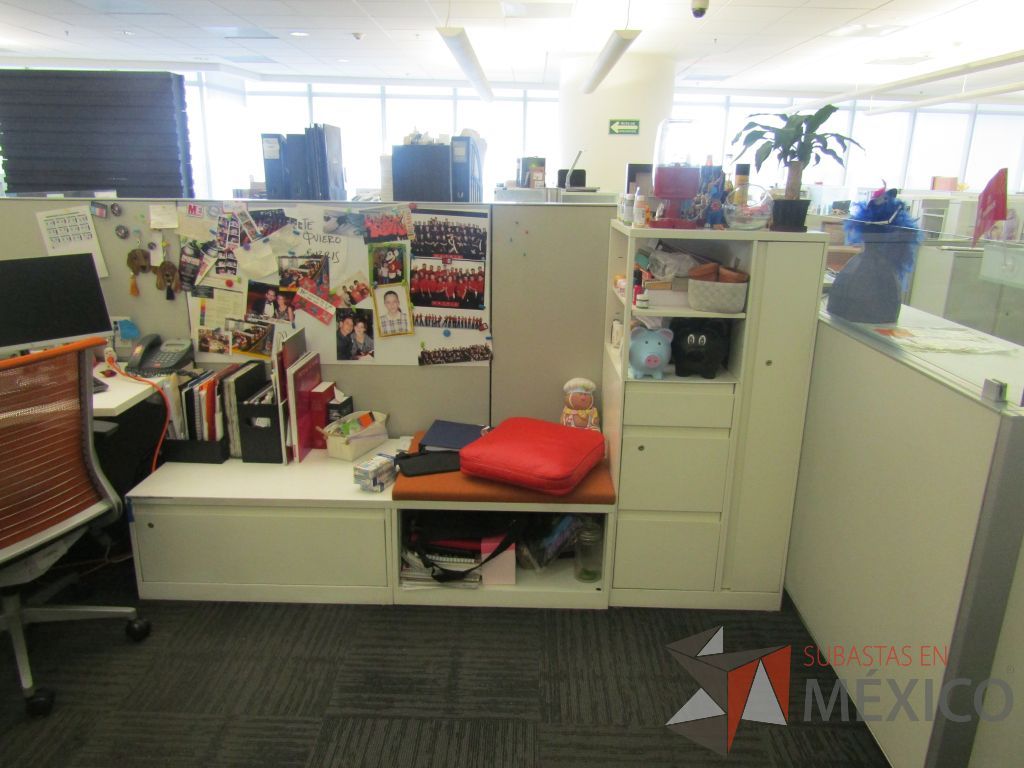 Lote 084 - Estación de trabajo para 9 personas con 9 gabinetes altos de 3 cajones, 1 puerta y 1 entrepaño color blanco, 1 credenza de 1 cajón,1 espacio para documentos y cojín de tela color rojo. - Imagen 13