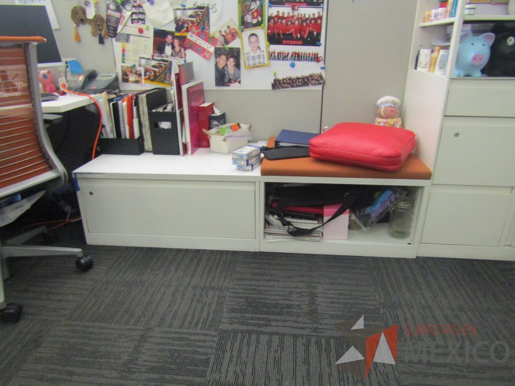 Lote 084 - Estación de trabajo para 9 personas con 9 gabinetes altos de 3 cajones, 1 puerta y 1 entrepaño color blanco, 1 credenza de 1 cajón,1 espacio para documentos y cojín de tela color rojo. - Imagen 14