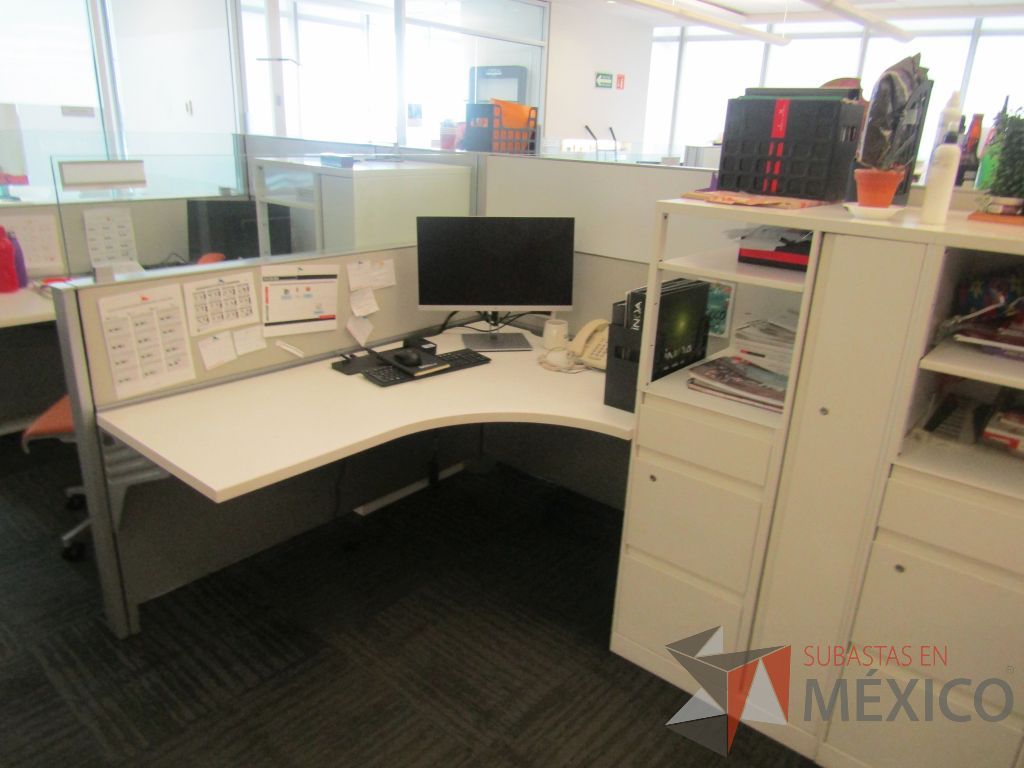 Lote 084 - Estación de trabajo para 9 personas con 9 gabinetes altos de 3 cajones, 1 puerta y 1 entrepaño color blanco, 1 credenza de 1 cajón,1 espacio para documentos y cojín de tela color rojo. - Imagen 17