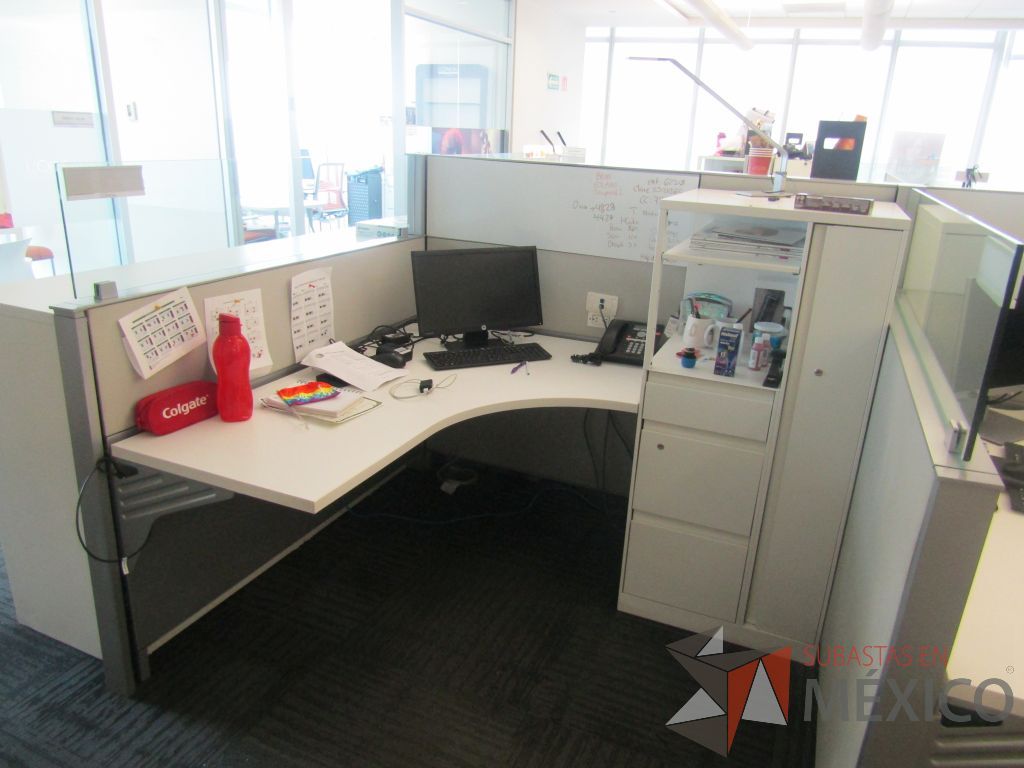 Lote 084 - Estación de trabajo para 9 personas con 9 gabinetes altos de 3 cajones, 1 puerta y 1 entrepaño color blanco, 1 credenza de 1 cajón,1 espacio para documentos y cojín de tela color rojo. - Imagen 18