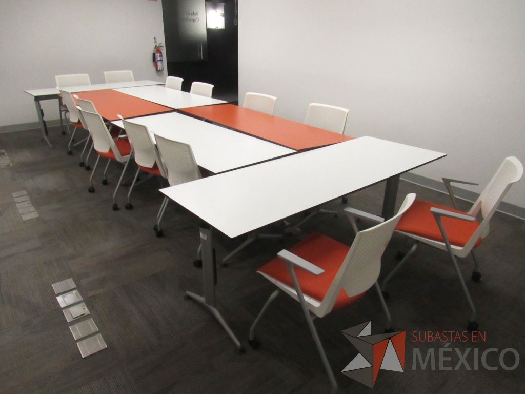 Lote 008 - Mesa de trabajo con base metálica y cubierta color naranja - Imagen 2