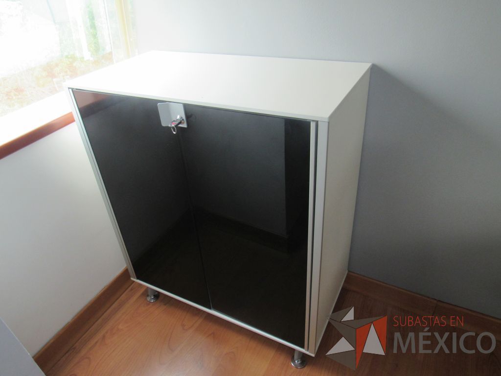 Lote 061 - Gabinete color blanco con 4 patas metálicas, 2 puertas de vidrio color negro
