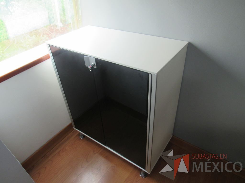 Lote 061 - Gabinete color blanco con 4 patas metálicas, 2 puertas de vidrio color negro - Imagen 2