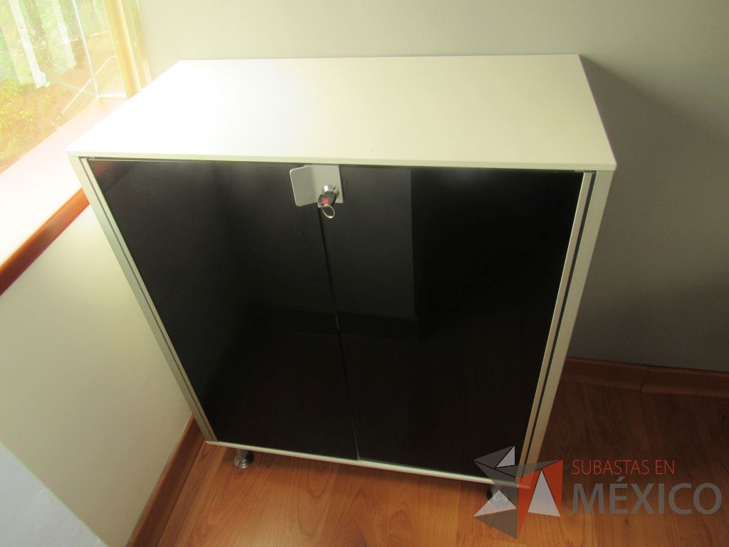 Lote 061 - Gabinete color blanco con 4 patas metálicas, 2 puertas de vidrio color negro - Imagen 3