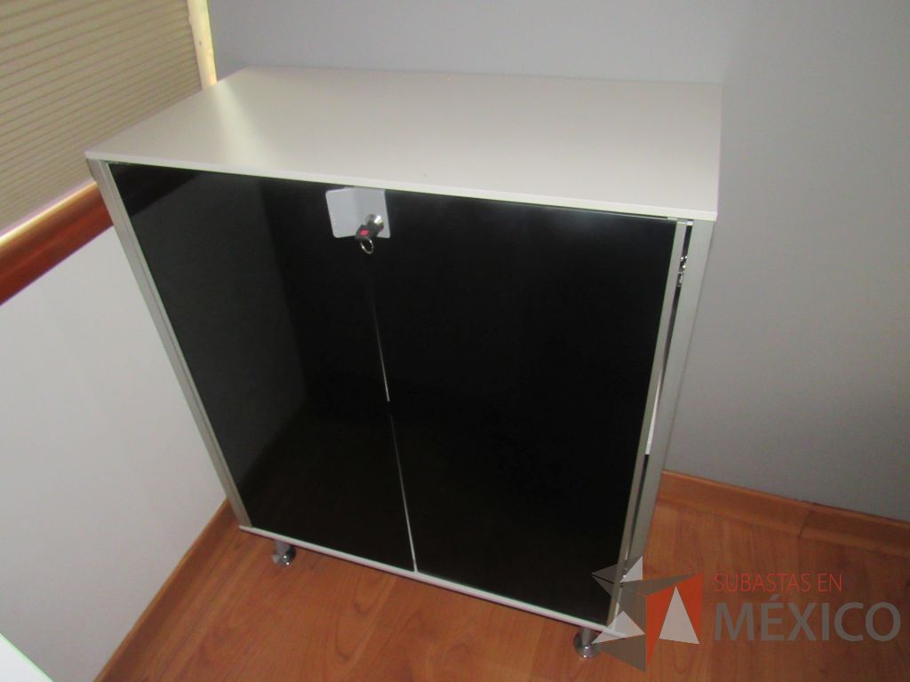 Lote 061 - Gabinete color blanco con 4 patas metálicas, 2 puertas de vidrio color negro - Imagen 4