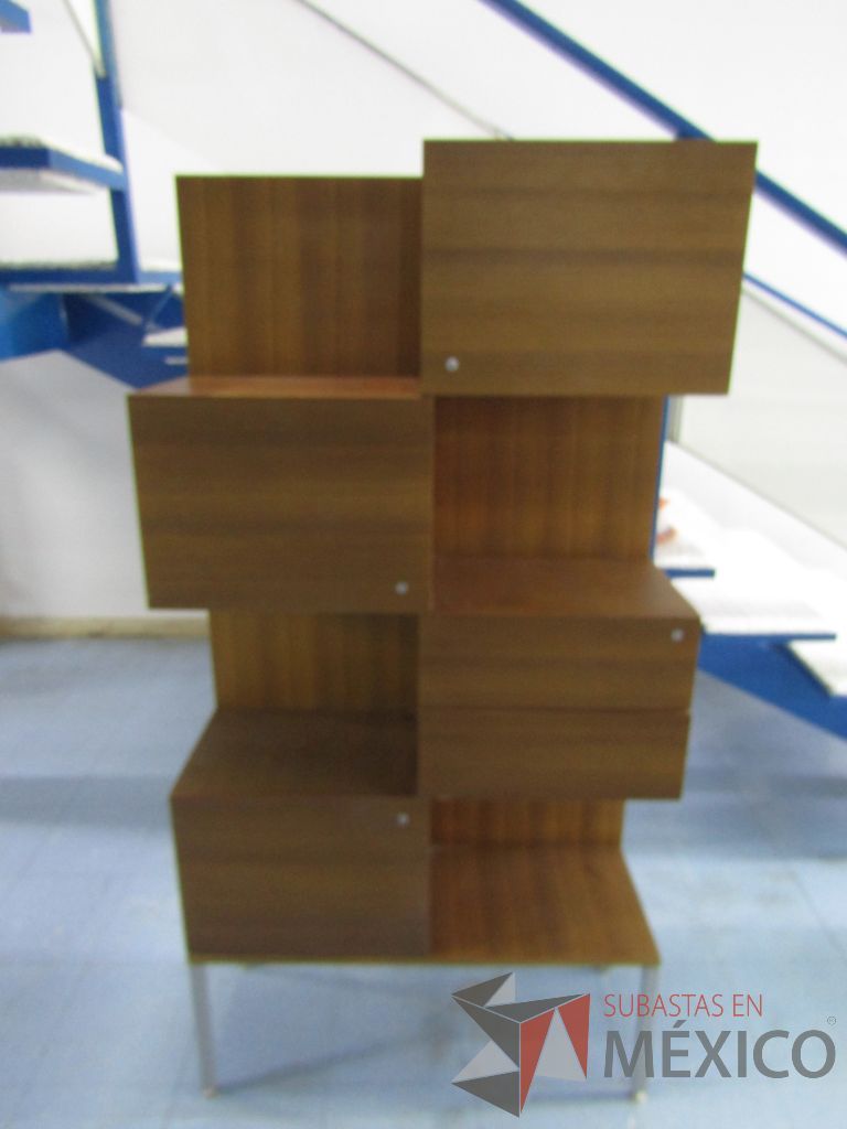 Lote 008 - Mueble de madera con 3 puertas y 2 cajones, y patas métalicas - Imagen 2