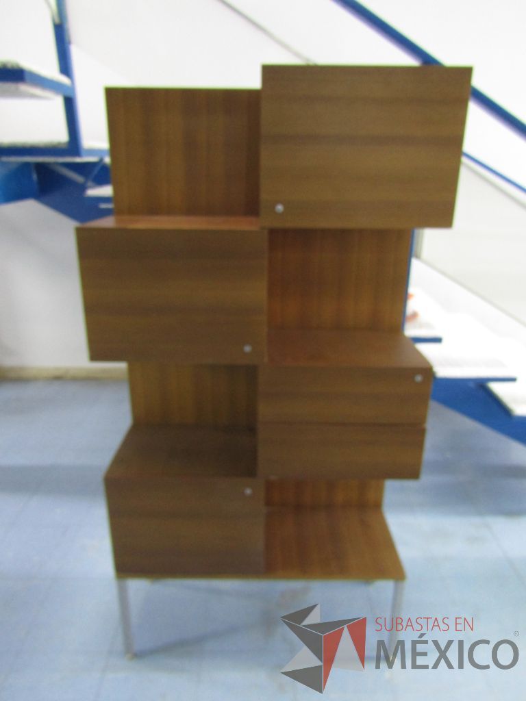 Lote 008 - Mueble de madera con 3 puertas y 2 cajones, y patas métalicas - Imagen 3