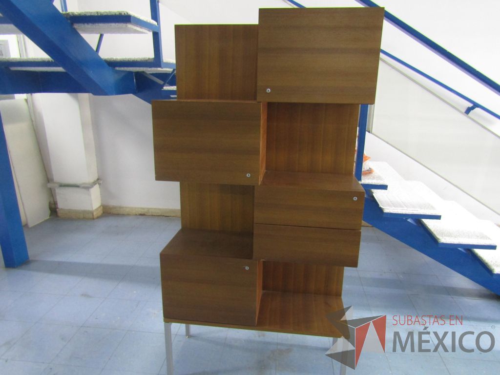 Lote 008 - Mueble de madera con 3 puertas y 2 cajones, y patas métalicas - Imagen 4