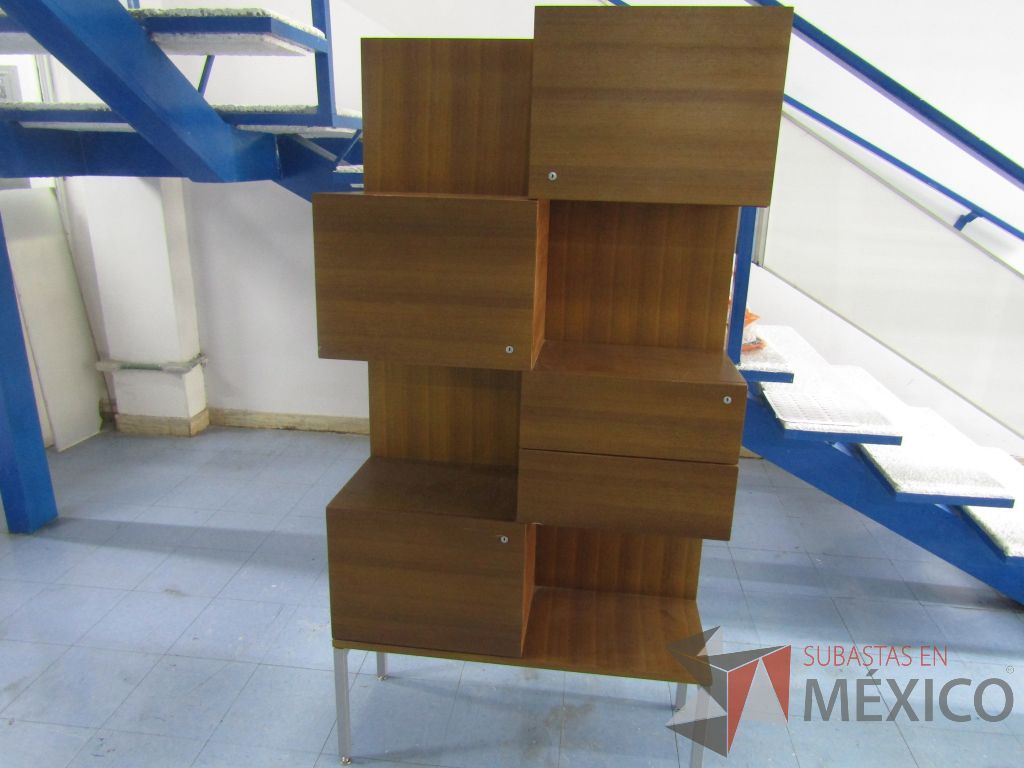 Lote 008 - Mueble de madera con 3 puertas y 2 cajones, y patas métalicas - Imagen 5
