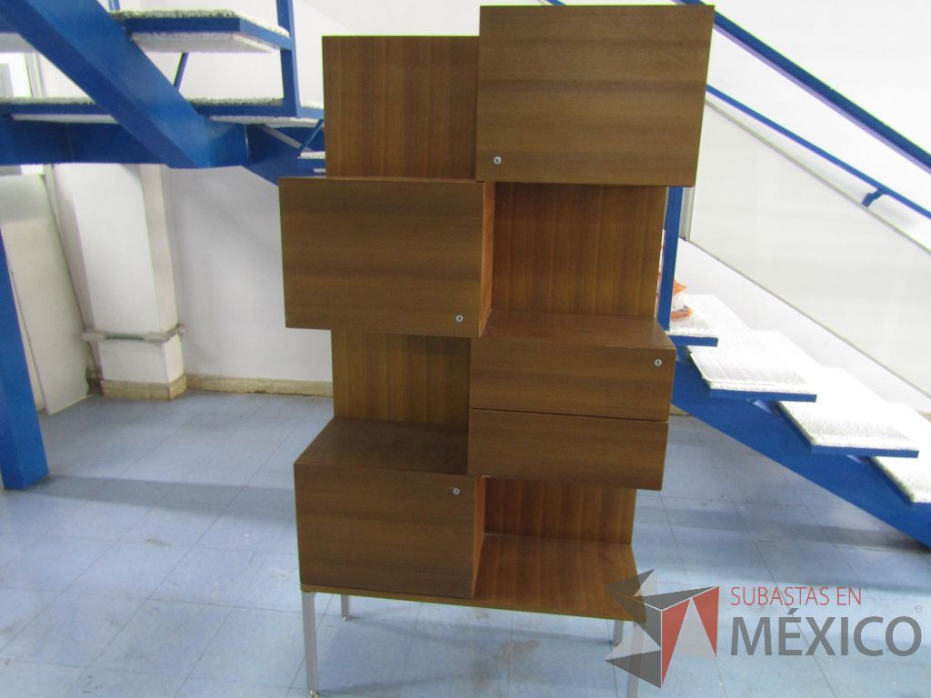 Lote 008 - Mueble de madera con 3 puertas y 2 cajones, y patas métalicas - Imagen 6