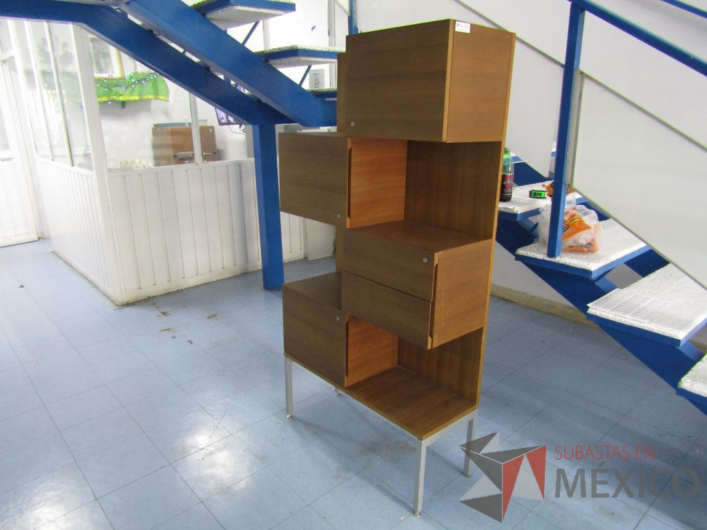 Lote 008 - Mueble de madera con 3 puertas y 2 cajones, y patas métalicas - Imagen 7