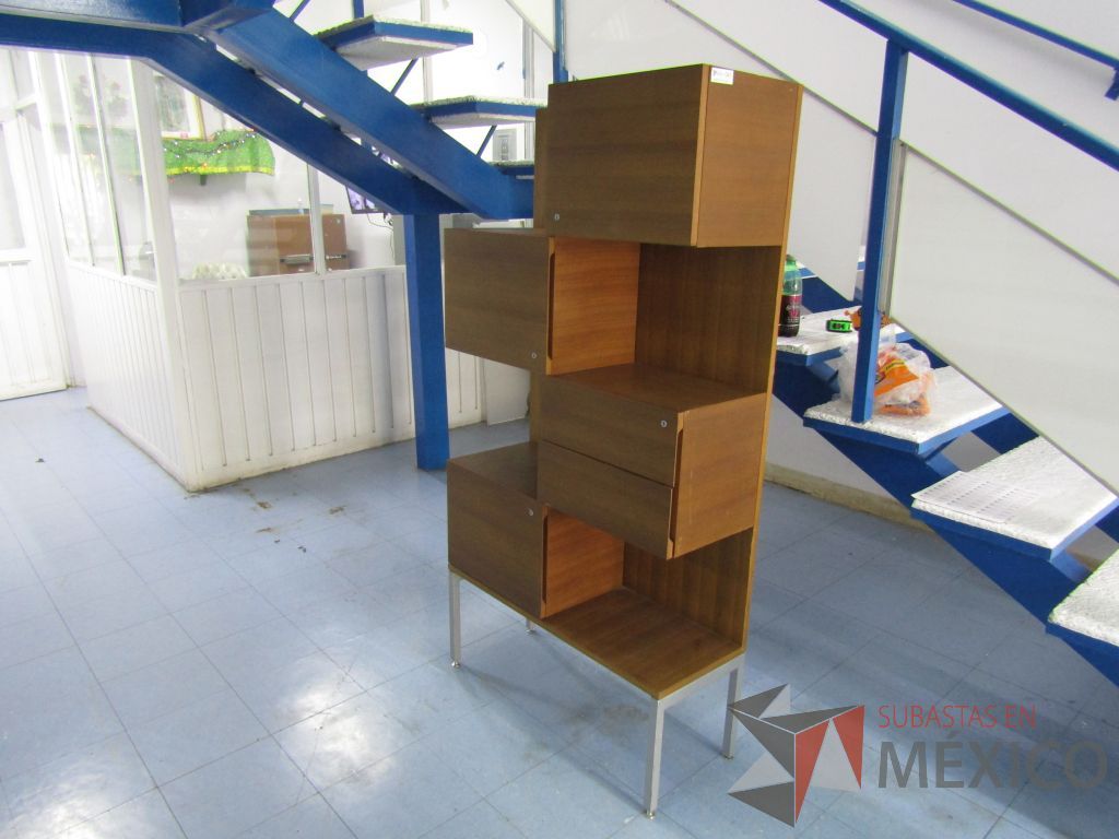 Lote 008 - Mueble de madera con 3 puertas y 2 cajones, y patas métalicas - Imagen 8