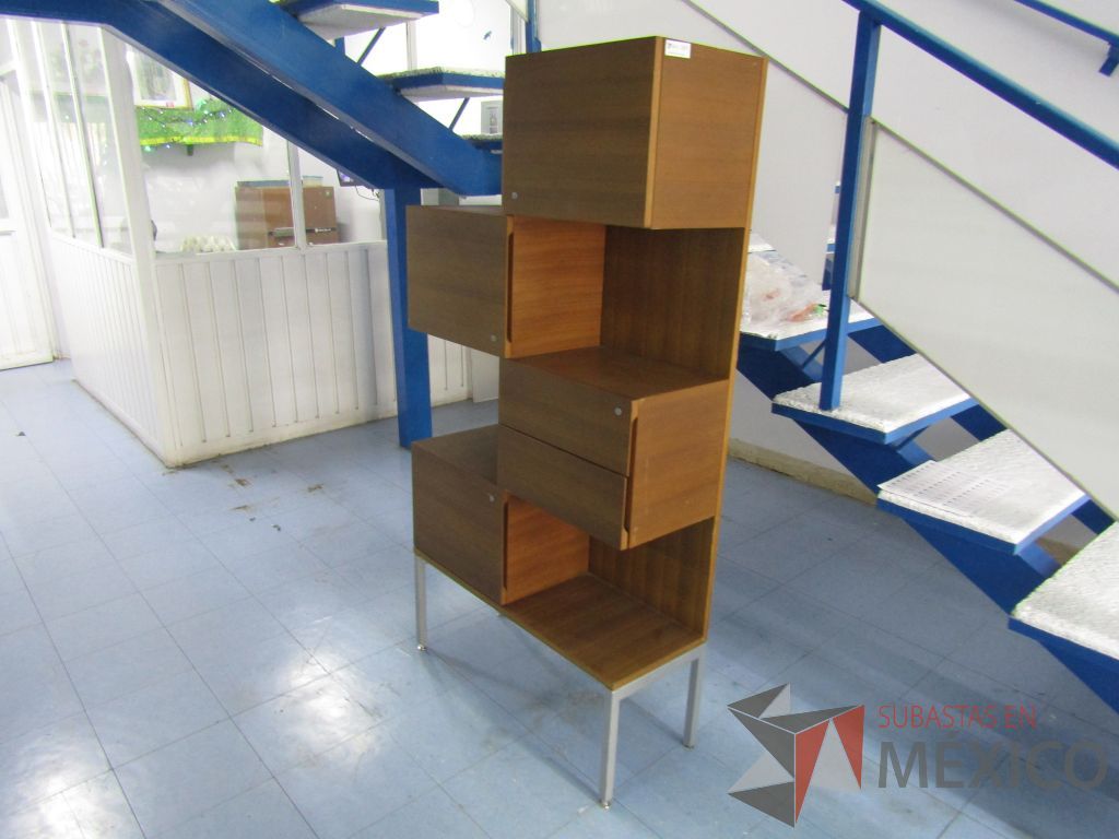 Lote 008 - Mueble de madera con 3 puertas y 2 cajones, y patas métalicas - Imagen 9