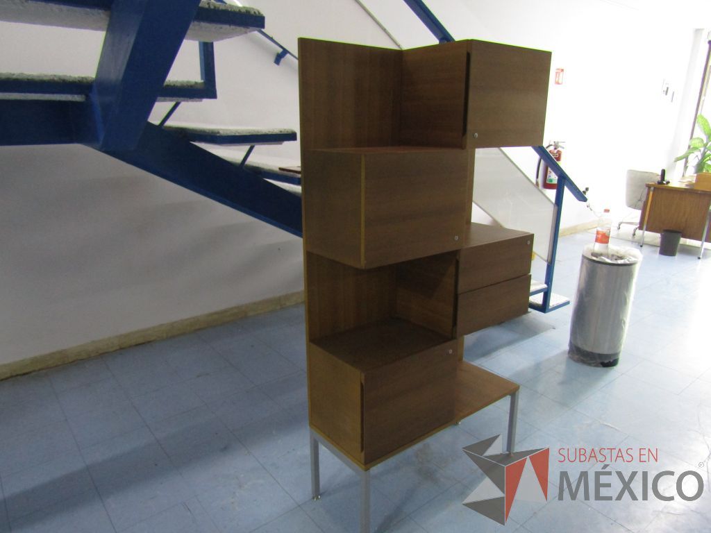 Lote 008 - Mueble de madera con 3 puertas y 2 cajones, y patas métalicas