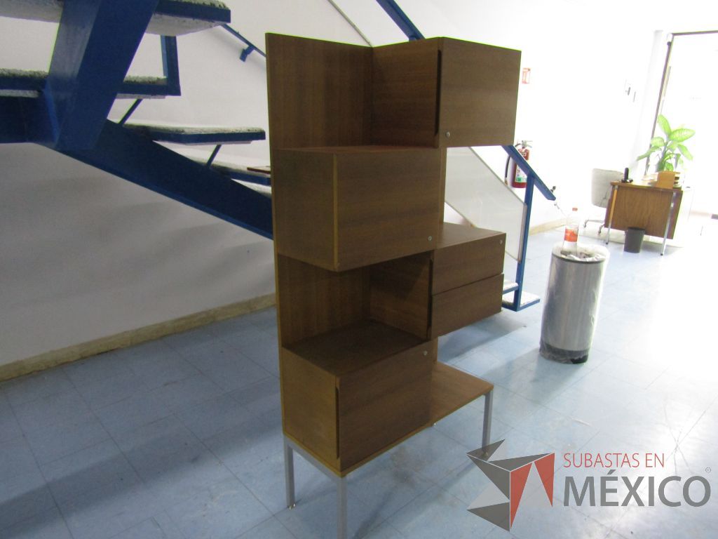 Lote 008 - Mueble de madera con 3 puertas y 2 cajones, y patas métalicas - Imagen 10