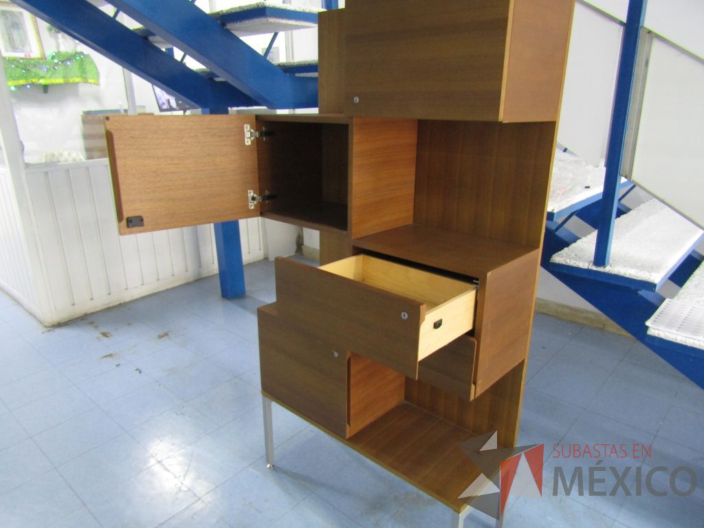 Lote 008 - Mueble de madera con 3 puertas y 2 cajones, y patas métalicas - Imagen 11