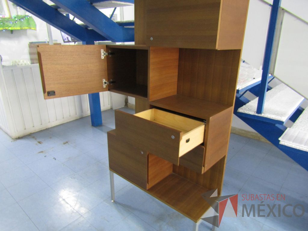 Lote 008 - Mueble de madera con 3 puertas y 2 cajones, y patas métalicas - Imagen 12