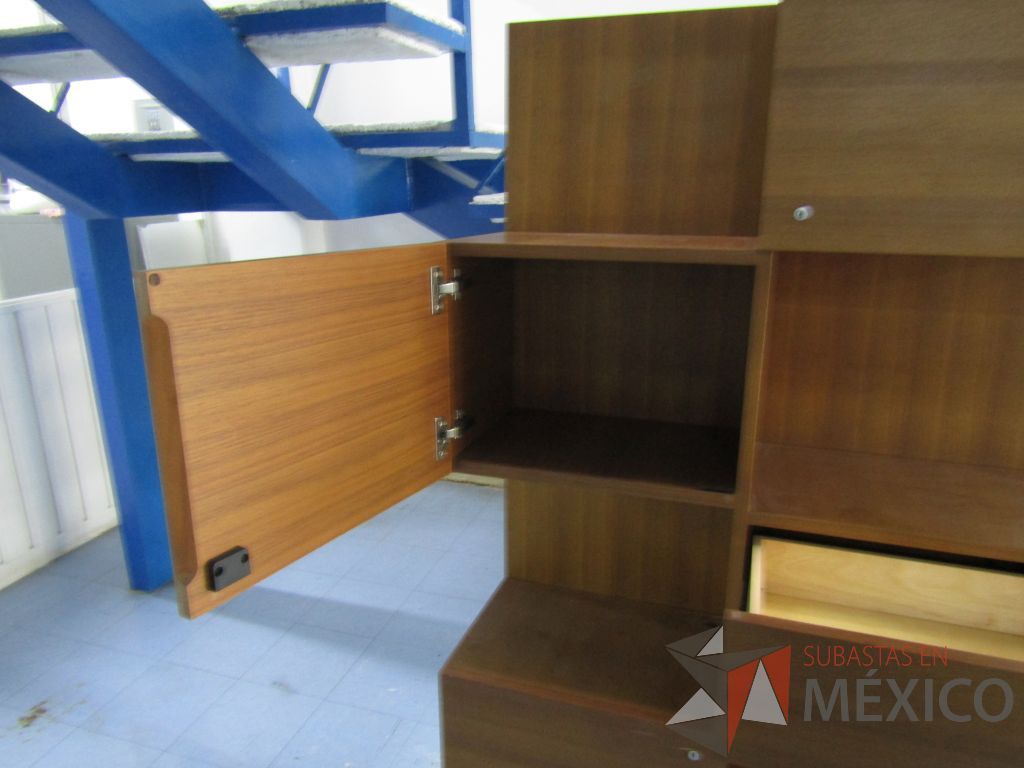 Lote 008 - Mueble de madera con 3 puertas y 2 cajones, y patas métalicas - Imagen 13