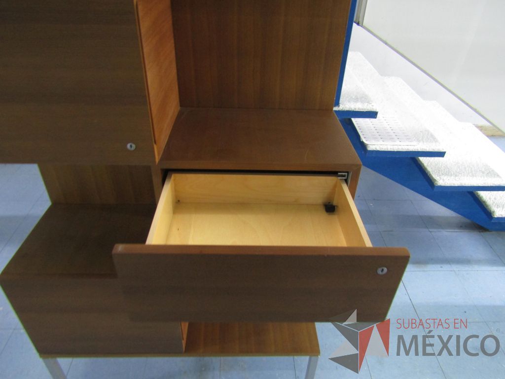 Lote 008 - Mueble de madera con 3 puertas y 2 cajones, y patas métalicas - Imagen 14