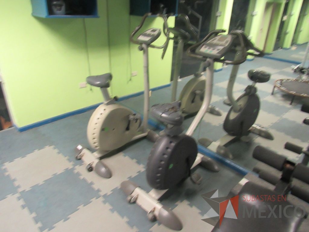 Lote 062 - Bicicleta fija con asiento dañado, ruedas y estructura metálica - Imagen 5
