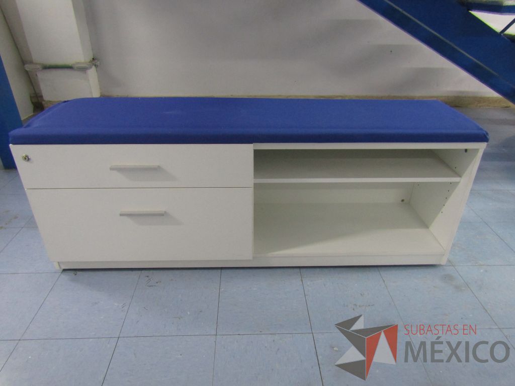 Lote 028 - 2 Credenzas con 2 cajones y 1 entrepaño con cojín en tela color azul - Imagen 2