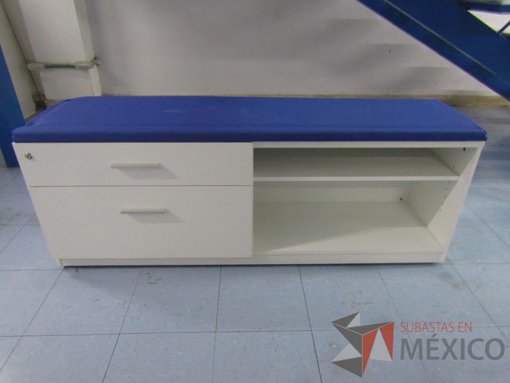 Lote 028 - 2 Credenzas con 2 cajones y 1 entrepaño con cojín en tela color azul - Imagen 3